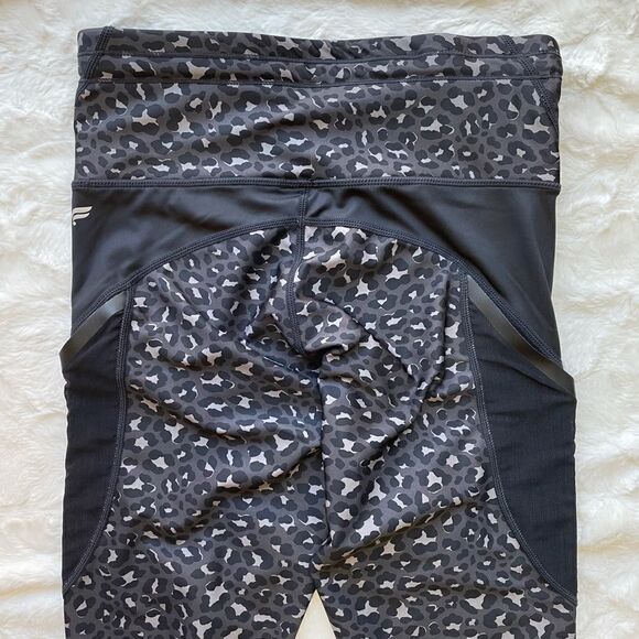 Fabletics UltraCool Pocketed Legging - Women’s S - Picture 4 of 9